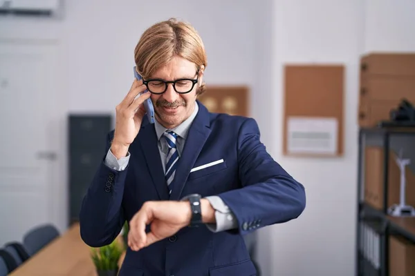Jonge Blonde Man Zakelijke Werknemer Praten Smartphone Kijken Horloge Kantoor — Stockfoto