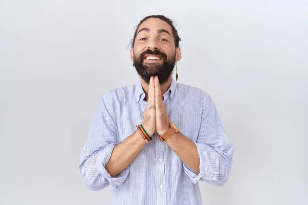 Homem Hispânico Com Barba Vestindo Camisa Casual Orando Com Mãos — Fotografia de Stock