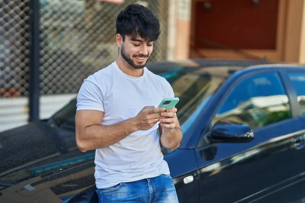 Молодий Іспаномовний Чоловік Використовуючи Смартфон Спирається Машину Вулиці — стокове фото