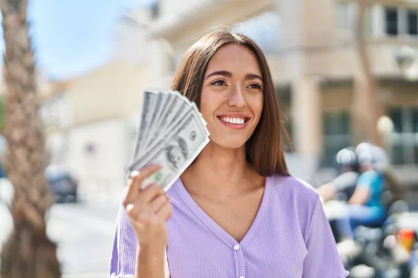 Νεαρή Όμορφη Ισπανόφωνη Γυναίκα Χαμογελά Σίγουρος Κρατώντας Δολάρια Στο Δρόμο — Φωτογραφία Αρχείου