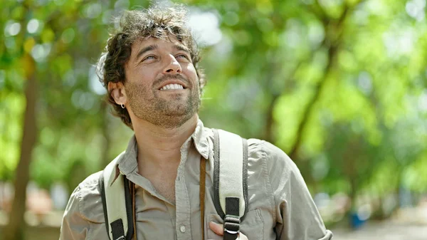 Jovem Hispânico Homem Turista Vestindo Mochila Sorrindo Parque — Fotografia de Stock
