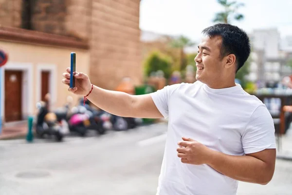 Genç Çinli Adam Gülümsüyor Kendine Güveni Tam Sokakta Akıllı Telefondan — Stok fotoğraf