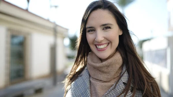 Güzel Spanyol Kadın Sokakta Kendine Güvenerek Gülümsüyor — Stok fotoğraf