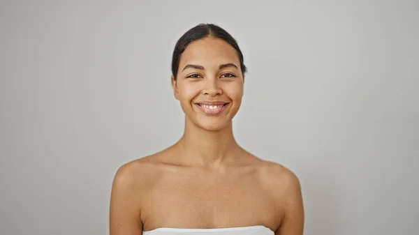 Afričanky Americká Žena Usmívající Sebevědomě Stojící Nad Izolované Bílé Pozadí — Stock fotografie