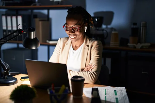 Die Schöne Schwarze Frau Die Nachts Büro Arbeitet Lächelt Glücklich — Stockfoto