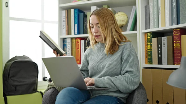 Młoda Blondynka Student Pomocą Laptopa Czytania Książki Uniwersytecie Biblioteki — Zdjęcie stockowe
