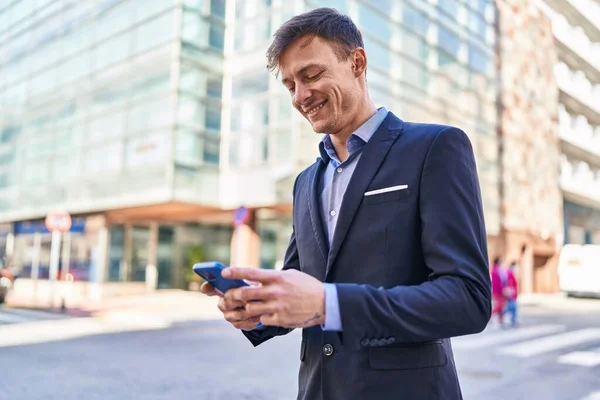 Young Man Business Worker Smiling Confident Using Smartphone Street — Stockfoto