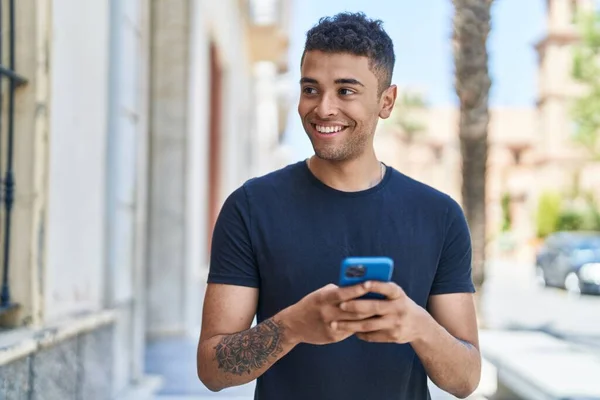 Африканський Американець Усміхається Впевнено Користуючись Смартфоном Вулиці — стокове фото