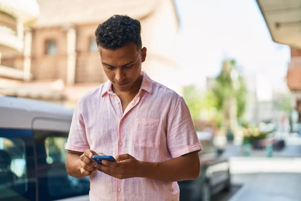 Hombre Latino Joven Usando Smartphone Calle —  Fotos de Stock