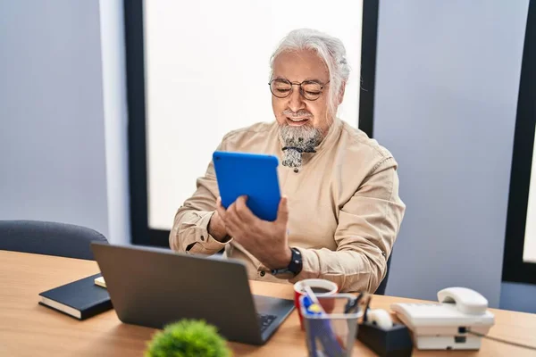 Μεσήλικας Γκριζομάλλης Επιχειρηματίας Χρησιμοποιώντας Touchpad Και Laptop Στο Γραφείο — Φωτογραφία Αρχείου