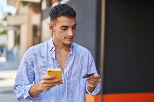 Ung Latinamerikansk Man Använder Smartphone Och Kreditkort Gatan — Stockfoto