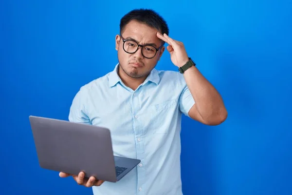 Китайский Молодой Человек Использующий Компьютер Ноутбук Волновался Подчеркнул Проблеме Рукой — стоковое фото