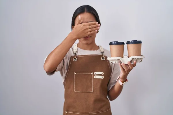 Ung Latinamerikansk Kvinna Bär Professionell Servitris Förkläde Hålla Kaffe Täcker — Stockfoto