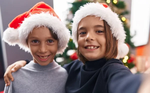 Αξιολάτρευτα Αγόρια Κάνουν Selfie Κάμερα Γιορτάζοντας Χριστούγεννα Στο Σπίτι — Φωτογραφία Αρχείου
