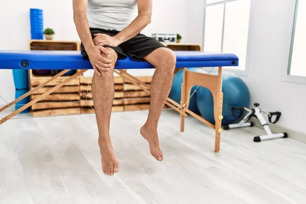 Grauhaariger Mann Mittleren Alters Sitzt Wegen Knieverletzung Auf Massagetisch Reha — Stockfoto