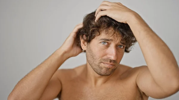 Mladý Hispánec Muž Česání Vlasy Rukama Bez Košile Přes Izolované — Stock fotografie