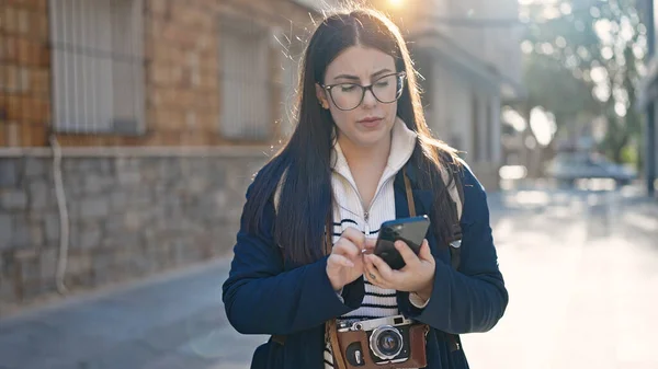 Joven Turista Hispana Usando Mochila Usando Smartphone Calle —  Fotos de Stock
