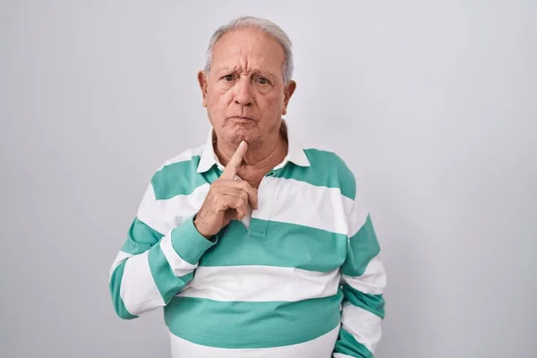 Beyaz Arka Planda Beyaz Saçlı Yaşlı Bir Adam Parmak Çenesinde — Stok fotoğraf