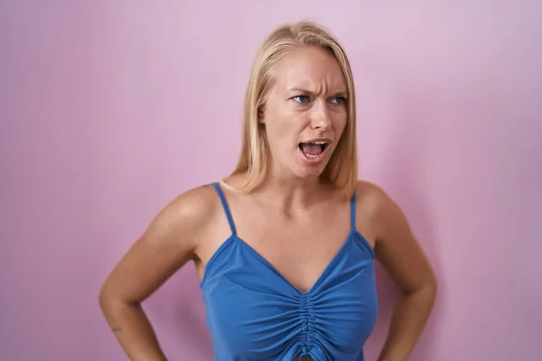 Young Caucasian Woman Standing Pink Background Angry Mad Screaming Frustrated — Photo