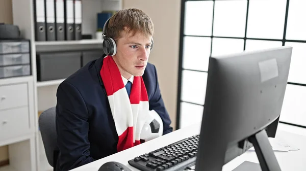 オフィスでサッカーチームをサポートする若い白人男性ビジネスワーカー — ストック写真