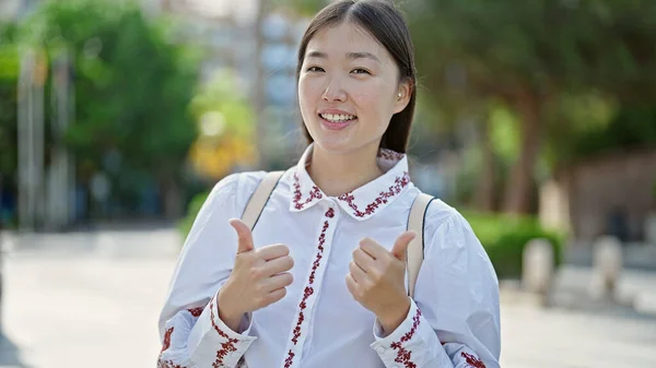 Młoda Chinka Uśmiecha Się Pewnie Robiąc Znak Kciukami Górze Parku — Zdjęcie stockowe
