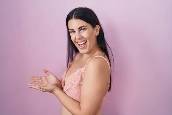 Young Hispanic Woman Wearing Pink Bra Pointing Aside Hands Open — Stock Photo, Image