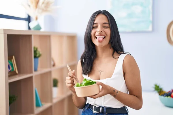 Morena Mulher Comendo Uma Salada Casa Furando Língua Feliz Com — Fotografia de Stock