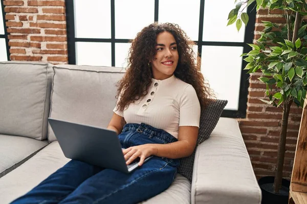 Junge Schöne Hispanische Frau Sitzt Mit Laptop Auf Sofa Hause — Stockfoto