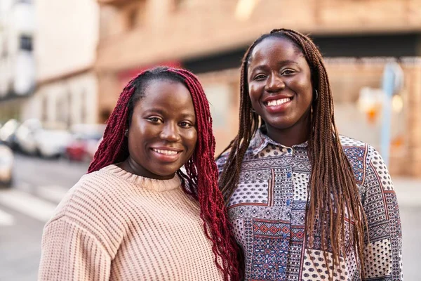 Amis Afro Américaines Souriantes Confiantes Debout Ensemble Dans Rue — Photo