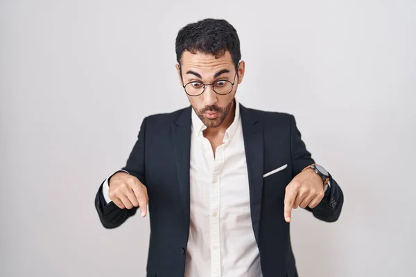 Όμορφος Ισπανός Επιχειρηματίας Στέκεται Πάνω Από Λευκό Φόντο Δείχνοντας Δάχτυλα — Φωτογραφία Αρχείου