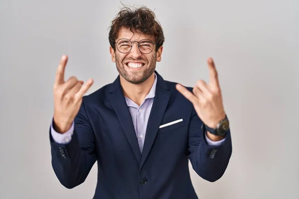 Hispánský Obchodník Brýlemi Křičící Bláznivým Výrazem Který Dělá Rockový Symbol — Stock fotografie