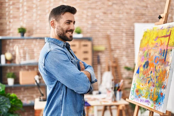 Genç Spanyol Adam Gülümsüyor Kollarını Kavuşturup Sanat Stüdyosunda Duruyor — Stok fotoğraf