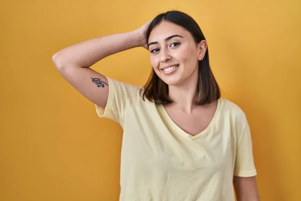 Spaanse Meisje Dragen Casual Shirt Gele Achtergrond Glimlachen Zelfverzekerd Aanraken — Stockfoto