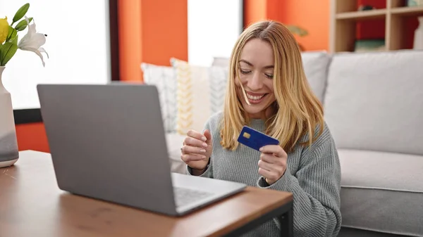 Ung Blond Kvinna Shopping Med Bärbar Dator Och Kreditkort Hemma — Stockfoto