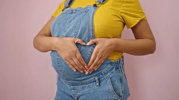 Junge Schwangere Frau Macht Herzgeste Mit Den Händen Auf Dem — Stockfoto