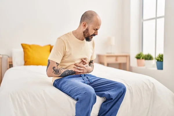 Young Bald Man Suffering Stomach Ache Sitting Bed Bedroom — Stock Photo, Image