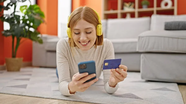 Junge Blonde Frau Kauft Mit Smartphone Und Kreditkarte Ein Und — Stockfoto