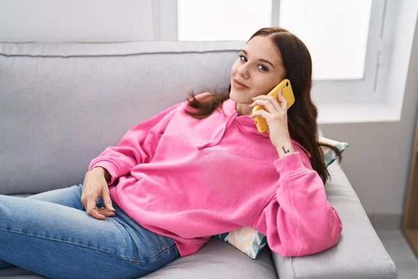 Young Woman Talking Smartphone Lying Sofa Home — Stock Photo, Image