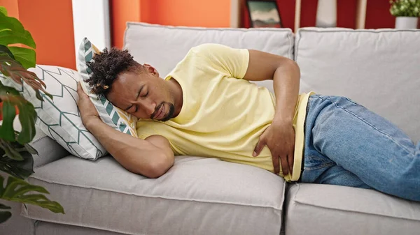 Αφροαμερικάνος Που Υποφέρει Από Στομαχόπονο Ξαπλωμένος Στον Καναπέ Στο Σπίτι — Φωτογραφία Αρχείου