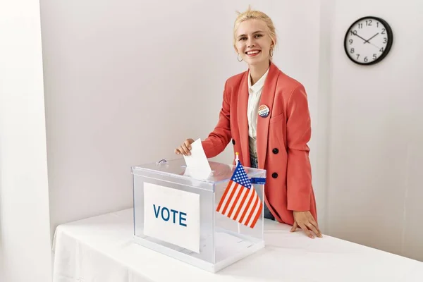 若いブロンドの女性の選挙表大統領は 選挙大学で投票箱に投票する — ストック写真