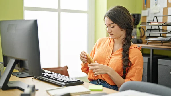 Jovem Bela Mulher Hispânica Trabalhador Negócios Usando Computador Segurando Croissant — Fotografia de Stock