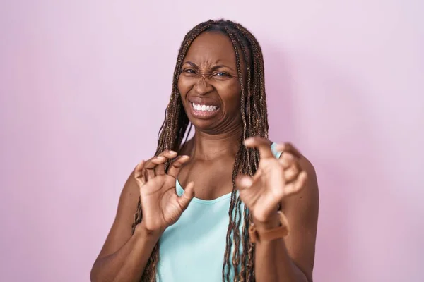 Африканская Американка Стоящая Розовом Фоне Отвратительным Выражением Лица Недовольная Испуганная — стоковое фото