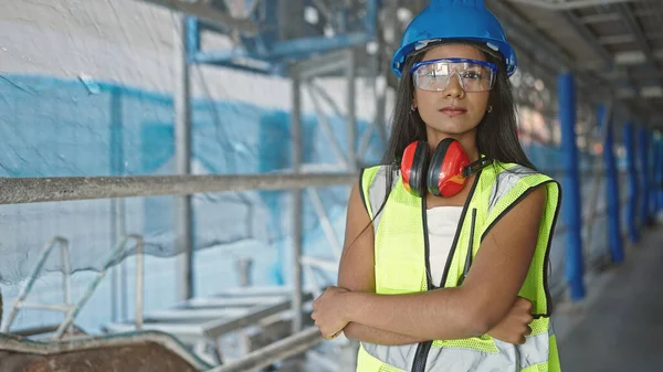 Femme Afro Américaine Constructeur Debout Avec Les Bras Croisés Geste — Photo