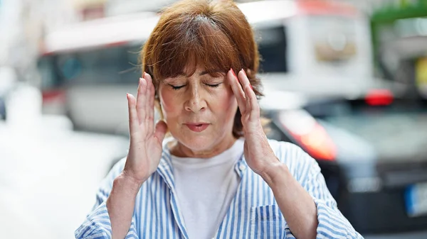 Kobieta Średnim Wieku Cierpiąca Ból Głowy Ulicy — Zdjęcie stockowe