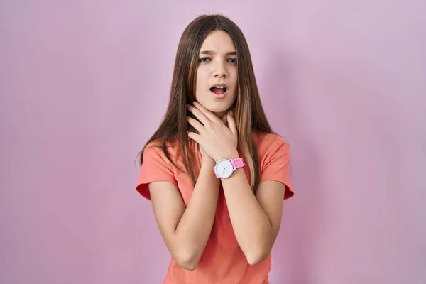 Menina Adolescente Sobre Fundo Rosa Gritando Sufocar Porque Estrangulamento Doloroso — Fotografia de Stock