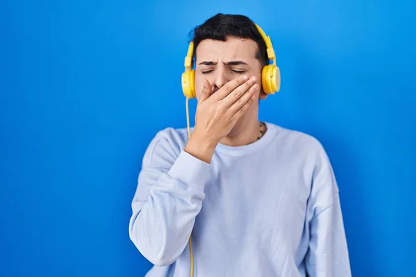 Niebinarna Osoba Słuchająca Muzyki Przy Użyciu Słuchawek Znudzona Ziewaniem Zmęczona — Zdjęcie stockowe