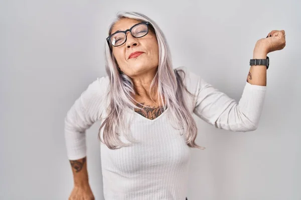 Жінка Середнього Віку Сірим Волоссям Стоїть Білому Тлі Розтягується Назад — стокове фото