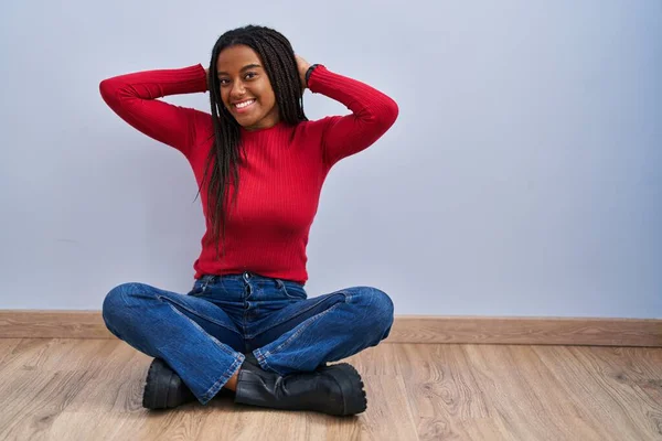 Joven Afroamericano Con Trenzas Sentado Suelo Casa Relajante Estiramiento Brazos —  Fotos de Stock
