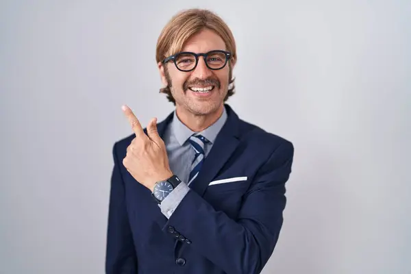 Kaukaski Mężczyzna Wąsami Ubraniu Biznesowym Wesoły Uśmiechem Twarzy Wskazując Ręką — Zdjęcie stockowe