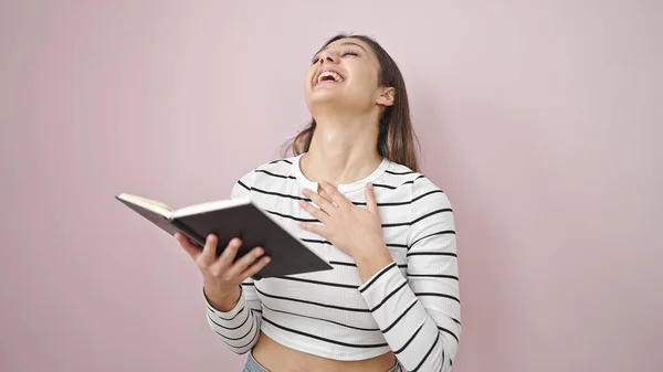 Young Beautiful Hispanic Woman Smiling Confident Reading Book Isolated Pink — Stock Photo, Image